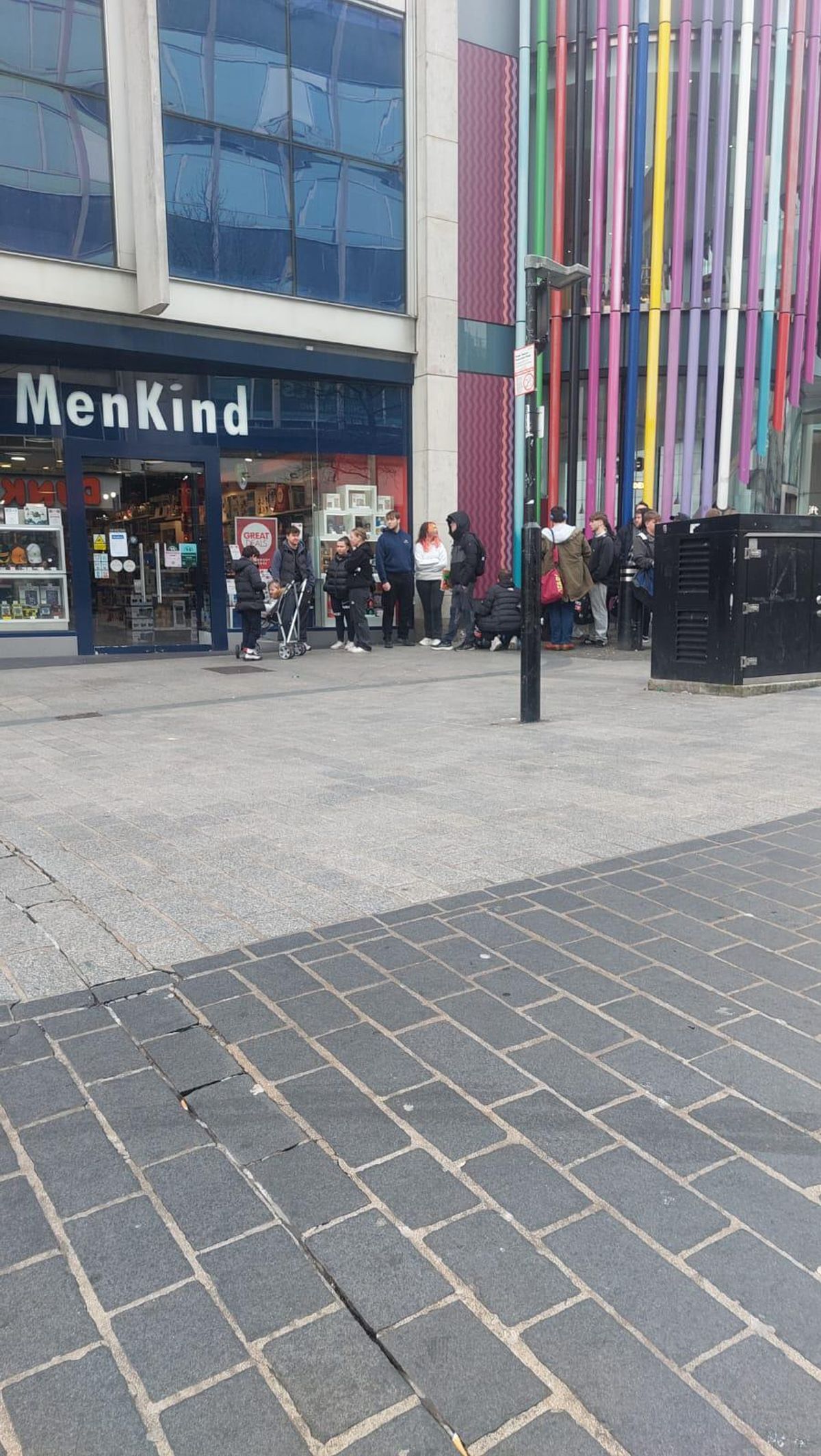 The queue at Menkind in Liverpool One 