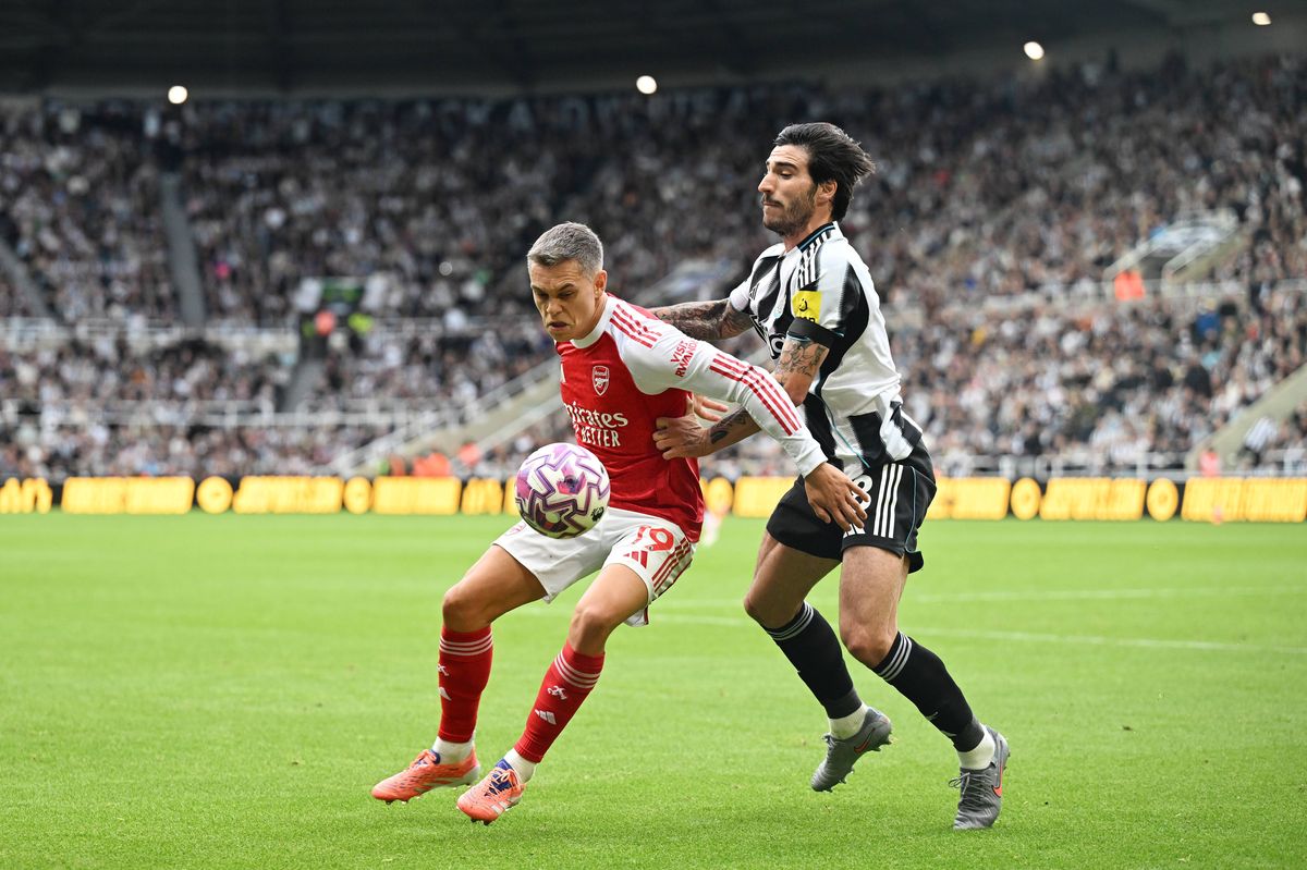 NEWCASTLE UPON TYNE, ENGLAND - SEPTEMBER 28: Leandro Trossard of Arsenal and Sandro Tonali of Newcastle United battle for the ball during the Premier League match between Newcastle United and Arsenal at St James' Park on September 28, 2025 in Newcastle upon Tyne, England. (Photo by Stuart MacFarlane/Arsenal FC via Getty Images)