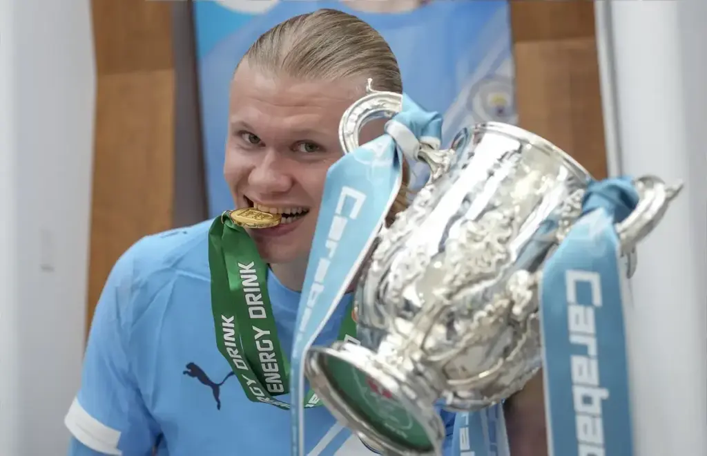 Man City squad, staff & board lift Carabao Cup trophy
