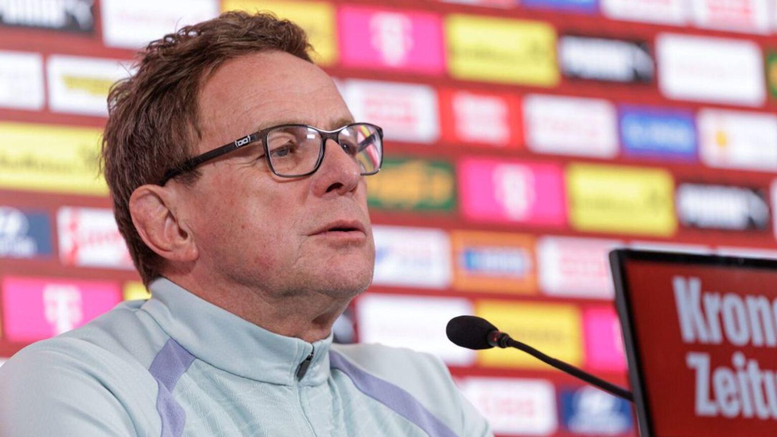 Rangnick übt Kritik am BVB wegen fehlender Deutschkenntnisse bei Chukwuemeka: "Das kenne ich aus meiner Zeit in Leipzig oder Hoffenheim anders. Da war das Pflicht, dreimal die Woche den Deutschunterricht zu besuchen. Eine Nicht-Teilnahme wurde wie unentschuldigtes Fehlen beim Training angesehen."