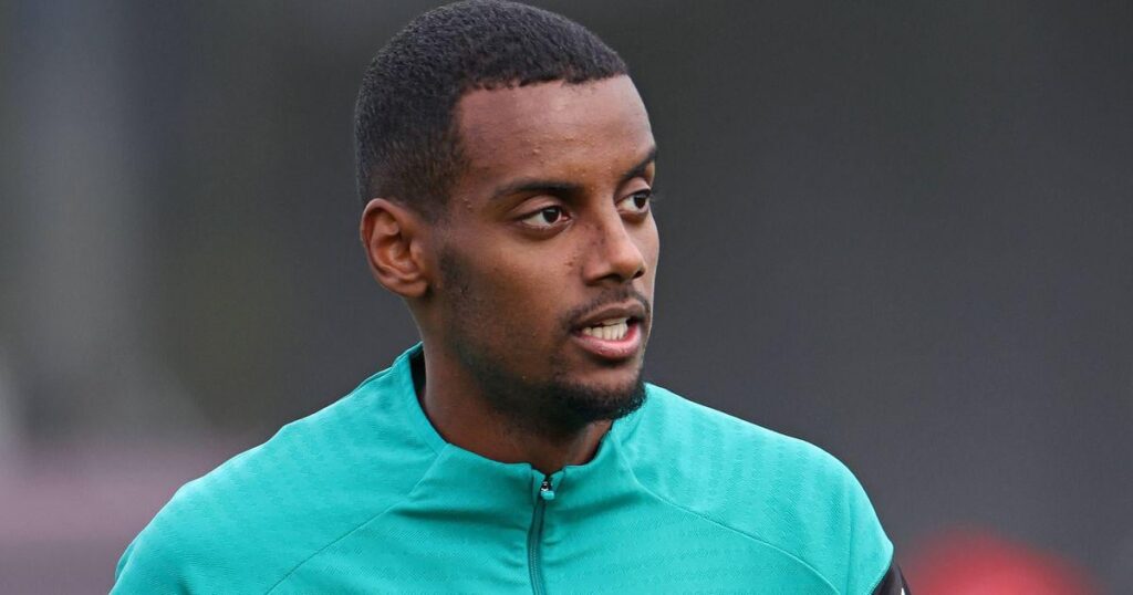 Isak expected back against PSG