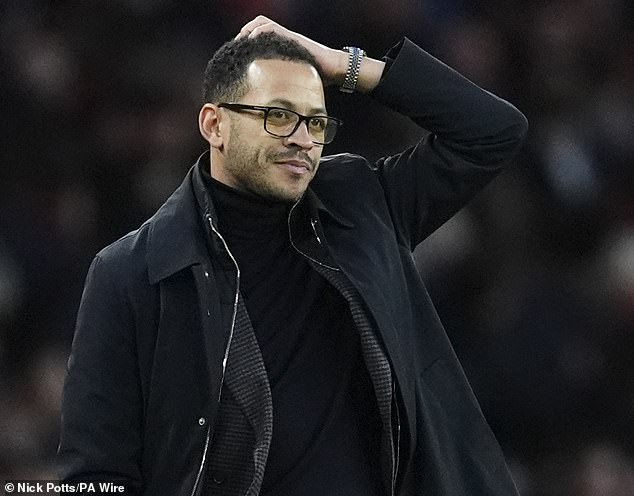 Liam Rosenior threatens to AXE Chelsea stars who can’t keep their discipline – and names two players he subbed off against Arsenal because of fears of a SECOND red card Liam Rosenior has threatened to axe Chelsea players who cannot keep their discipline together