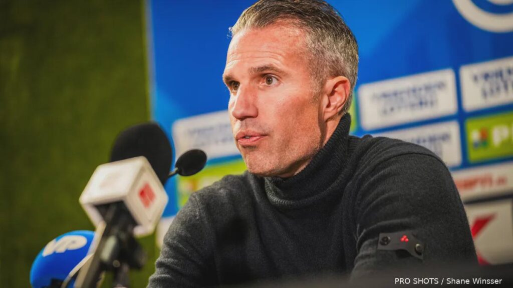 'Te Kloese steunt Van Persie; VvF wil per direct afscheid nemen'