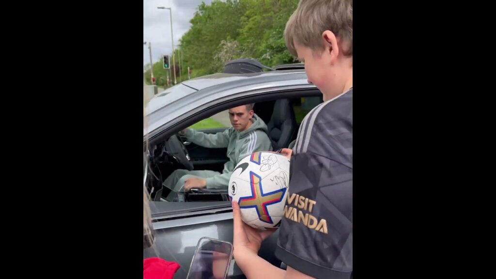 Leandro Trossard and Emile Rowe at Arsenal training ground sign autographs for fans  #footballshorts