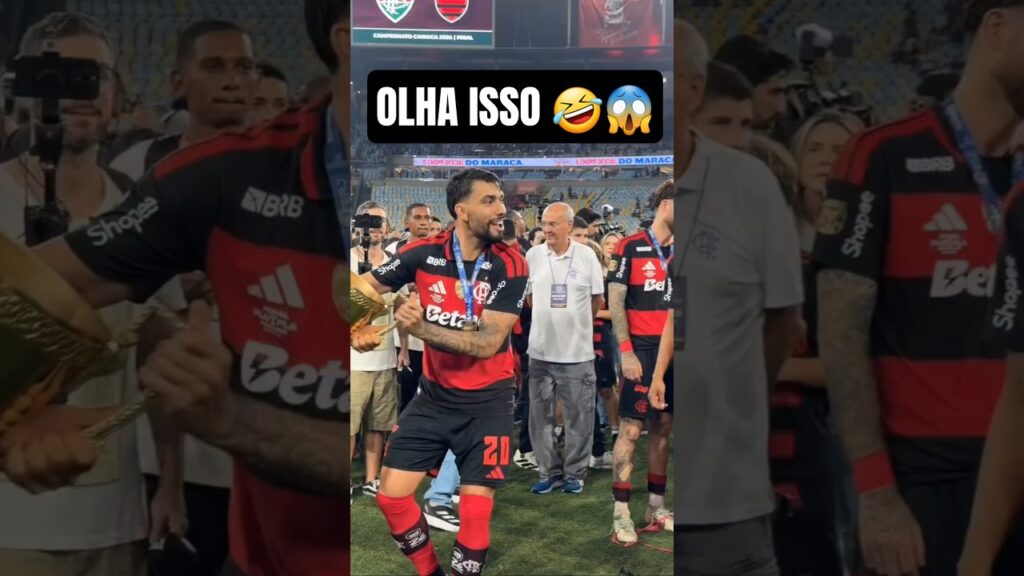 PAQUETÁ CHAMA SAÚL PARA LEVANTAR A TAÇA DO FLAMENGO E ELE FICA COM VERGONHA! 😂🔴⚫️🏆 #shorts #flamengo