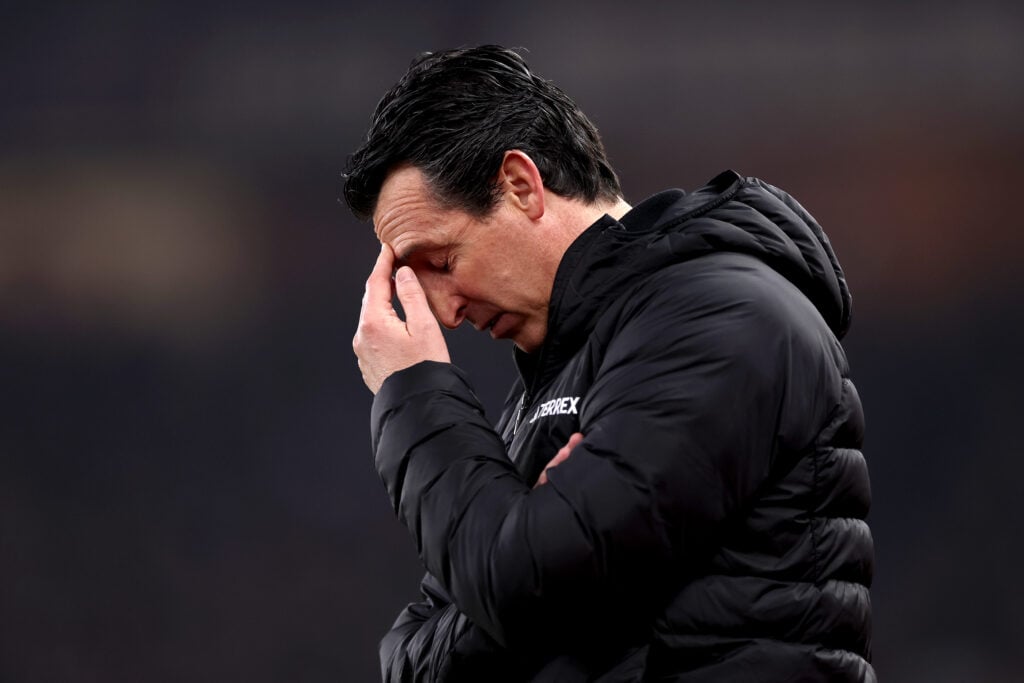 Unai Emery with head in his hands