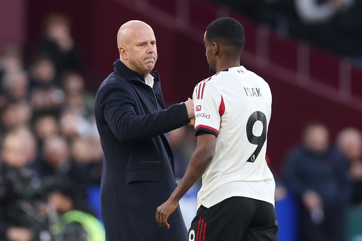 Alexander Isak of Liverpool celebrates with Arne Slot