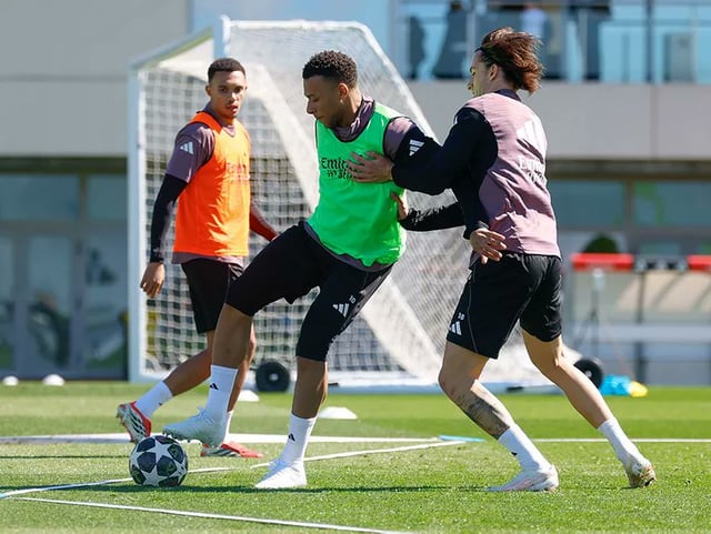 Kylian Mbappe is BACK in training. He will be included in the squad against City