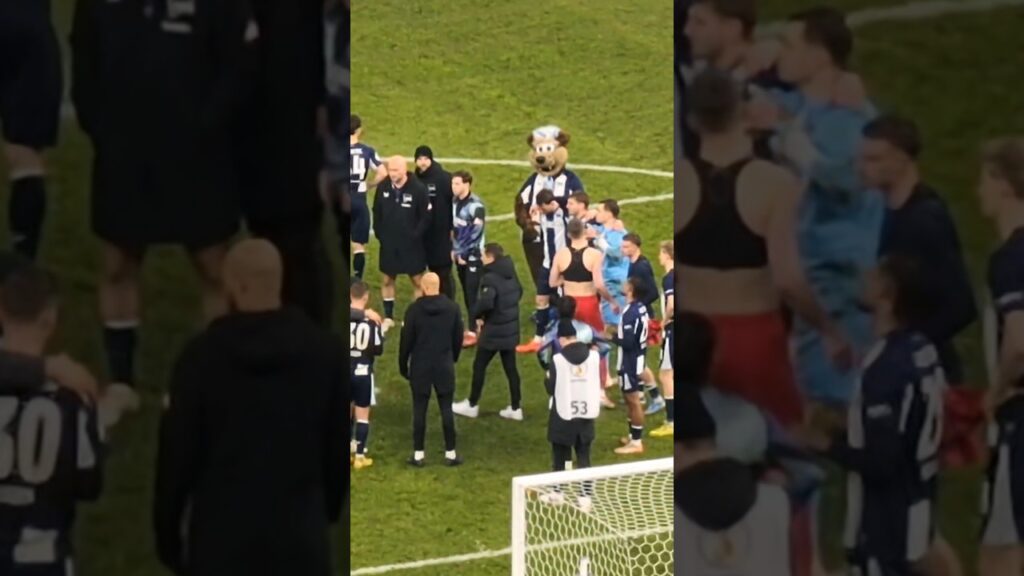 SC Freiburgs Matthias Ginter muntert die Hertha BSC Spieler auf #dfbpokal #scfreiburg #berlin