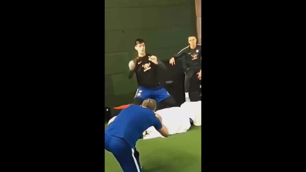 El ESPECTACULAR ENTRENAMIENTO de COURTOIS parando pelotas de PING PONG