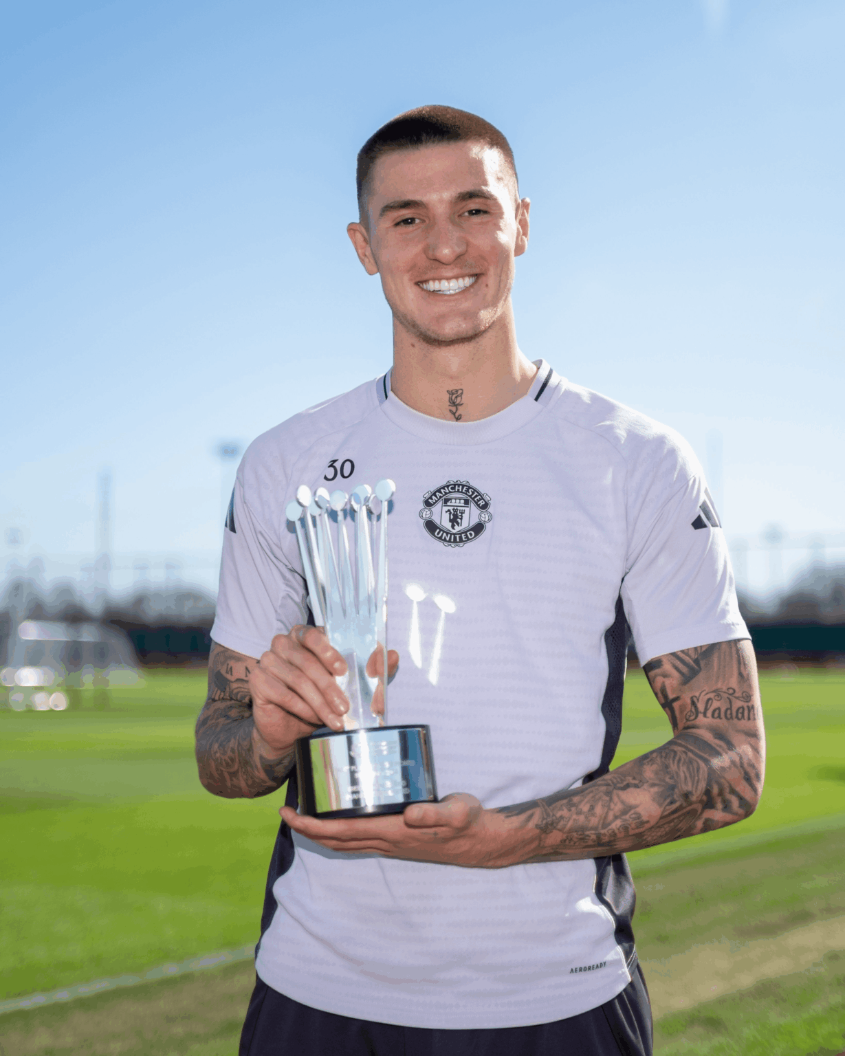 [@ManUtd] You deserve this, Ben ❤️

Our striker collects his PFA Fans' Player of the Month award for February 📸🏅