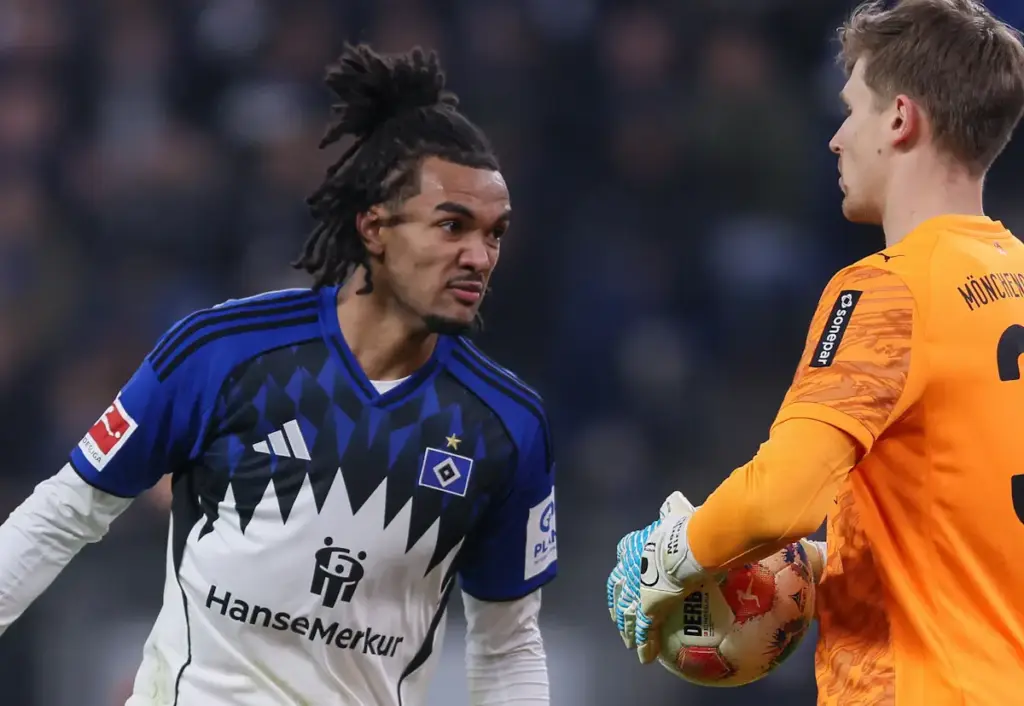 Damion Downs squares up to a goalkeeper while playing for Hamburg