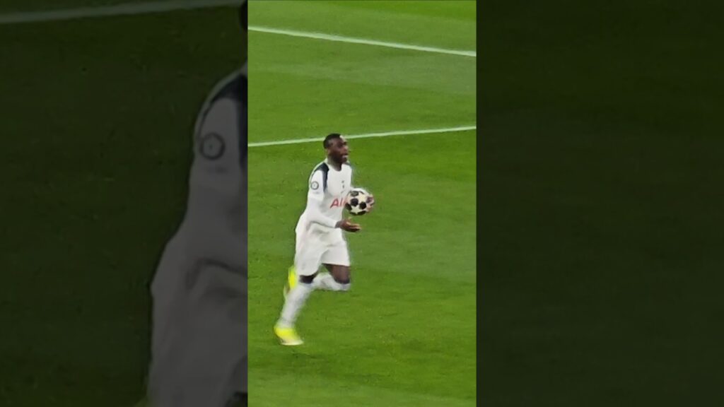 RANDAL KOLO MUANI CELEBRATES AFTEF SCORING OPENING GOAL: Tottenham 3-2 Atlético Madrid