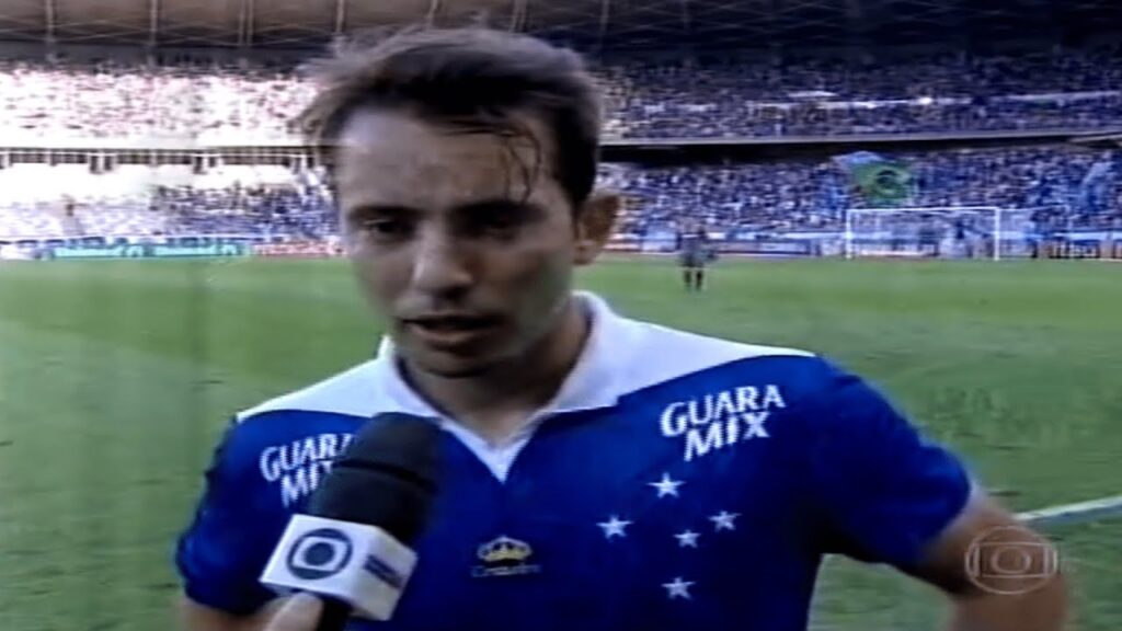 Everton Ribeiro Levitando contra o Flamengo em 2013 🧞‍♂️