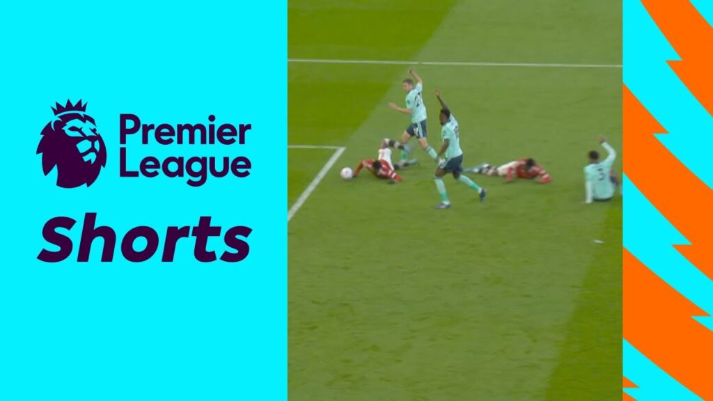 Rashford tackled by Man Utd teammate Elanga 😱