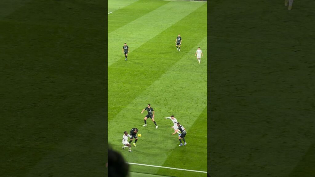 Camavinga sufre un golpe en la cabeza 🤯 #carnavalconshortsrojo ￼