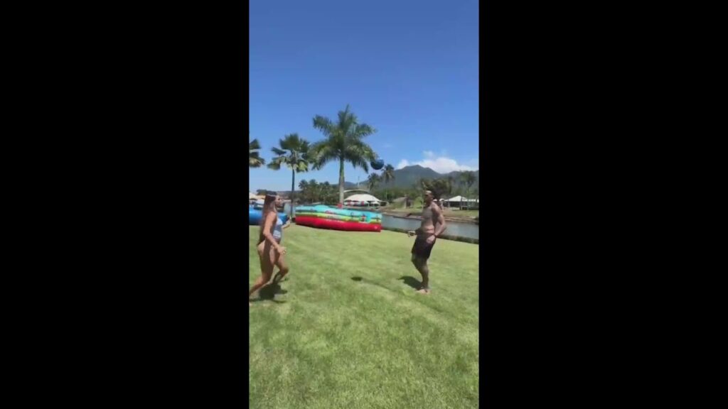 MILITAO se divierte jugando al FÚTBOL con su MUJER en el jardín de su casa