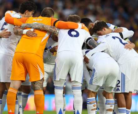 Leeds United players huddle before the match