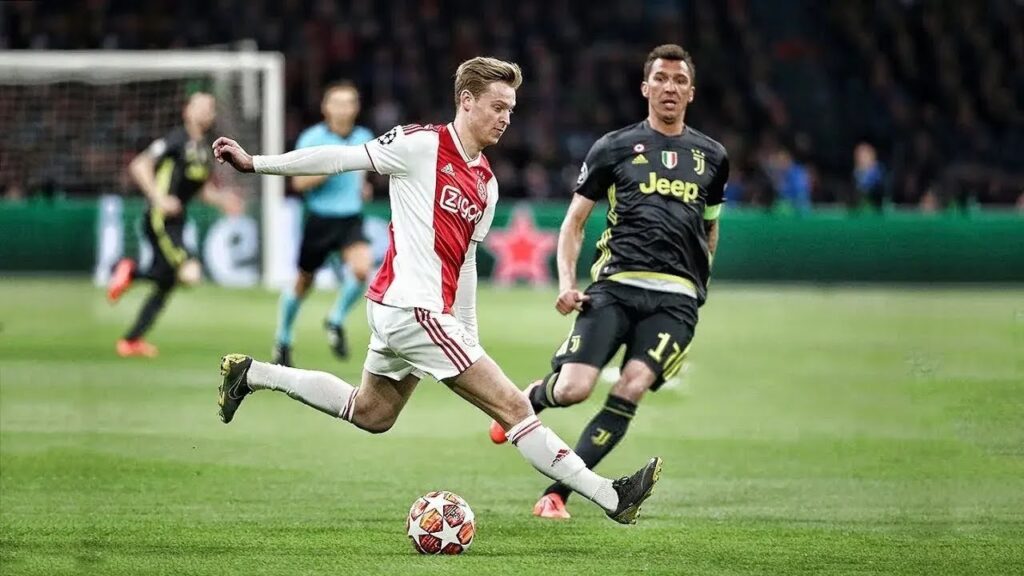 Frenkie de Jong's Signature Move - The de Jong Turn