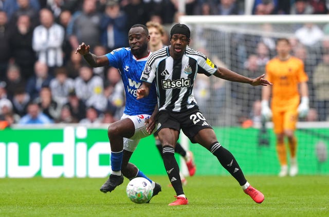 Sunderland’s Lutsharel Geertruida and Newcastle's Anthony Elanga challenge for the ball