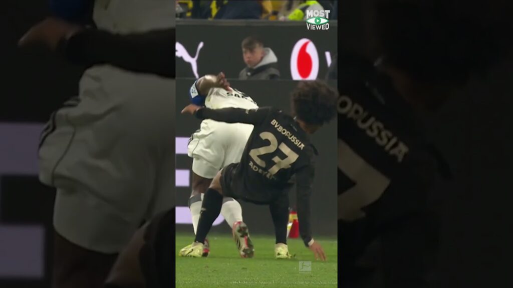 Halbzeit-Zoff nach Adeyemis Frust-Foul | #shorts