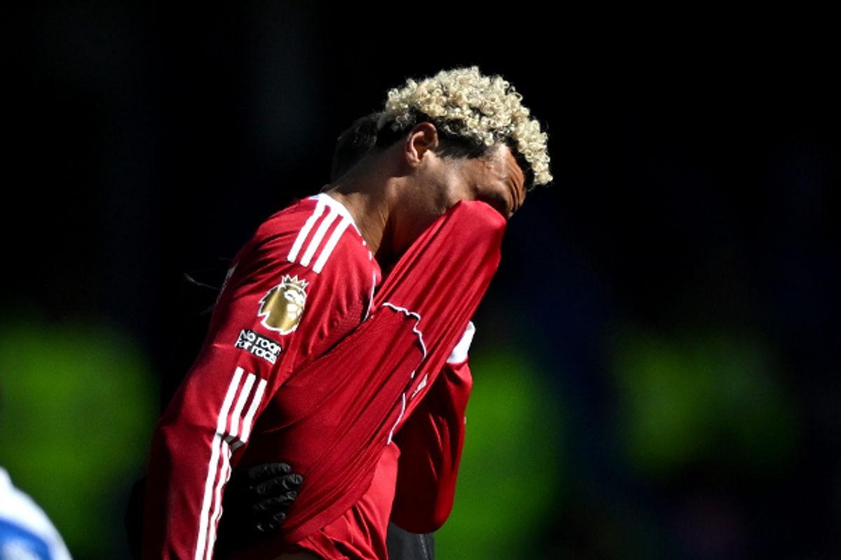 Hugo Ekitike limps off injured for Liverpool.