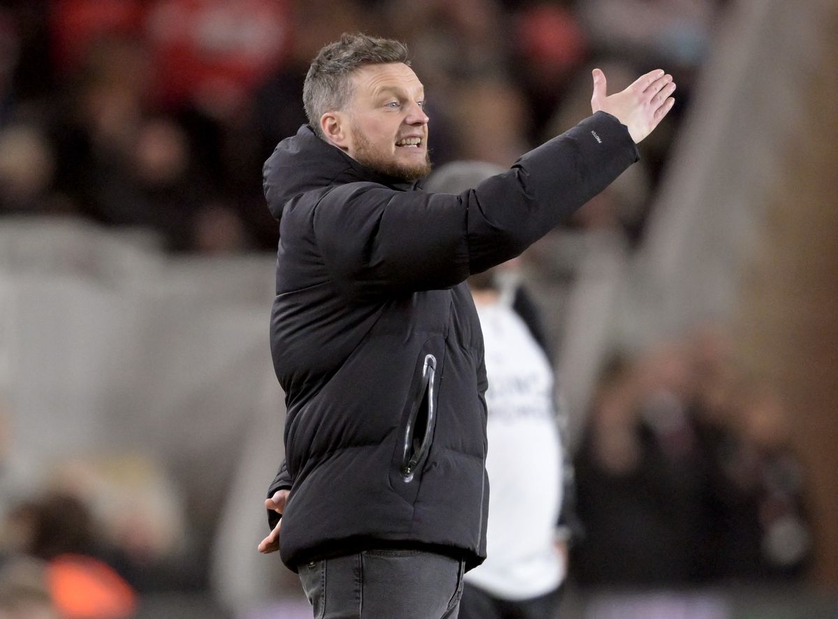 Kim Hellberg gives his players instructions