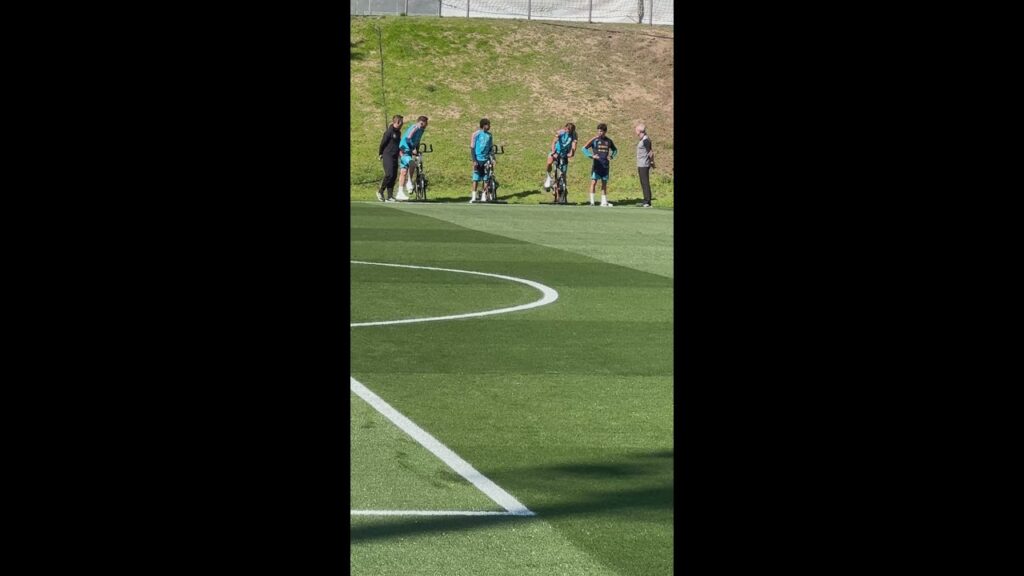 LAMINE YAMAL dando la 'TABARRA' a MARCOS LLORENTE y LAPORTE mientras se recuperan