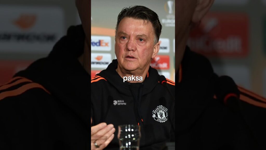 Van Gaal angkat piala di Man United dengan kondisi sudah dipecat di balik layar. Gokil!