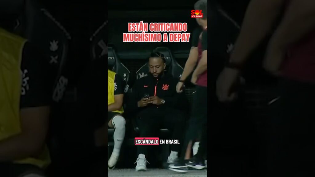 Depay pillado en pleno partido con el movil en la mano 😵
