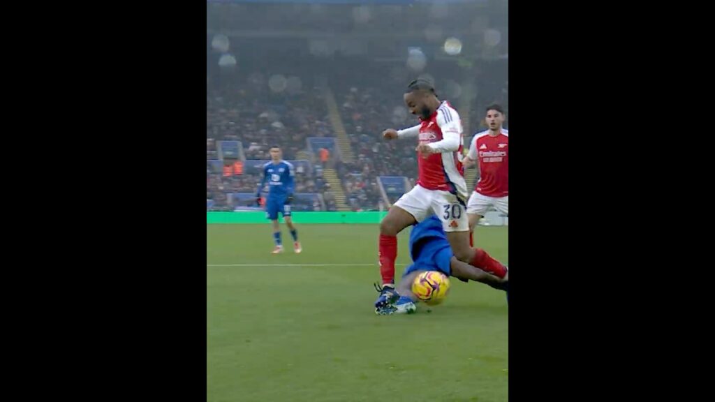 Raheem Sterling penalty or not? 👀