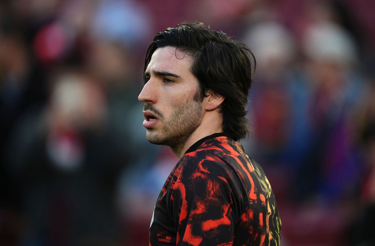 Sandro Tonali of Newcastle warming up