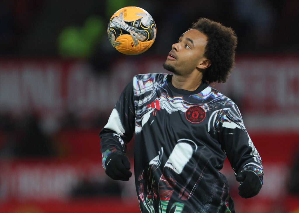 Joshua Zirkzee juggles the ball during a warm-up against Brighton