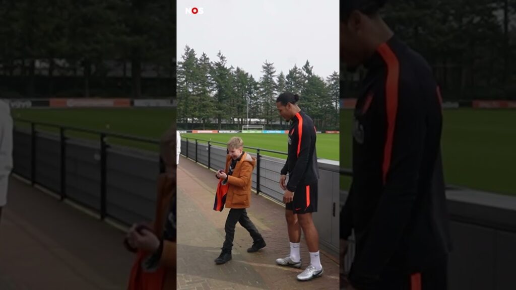 Een dikke 👍 van Noa Lang & intense vreugde na een handtekening van Big Virgil! "Let's go!" 🟠