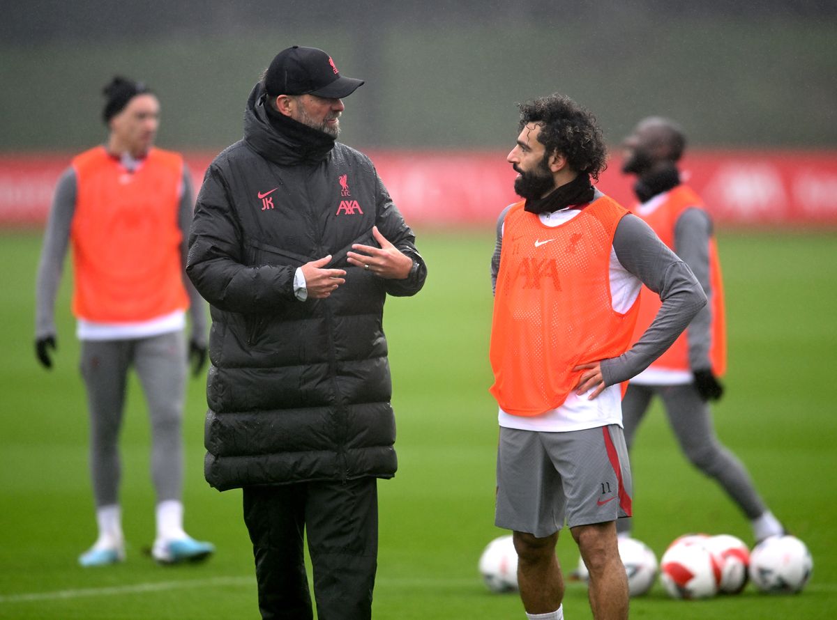 Jurgen Klopp manager of Liverpool talking with Mohamed Salah of Liverpool during a training session at AXA Training Centre on January 25, 2023 in Kirkby, England.