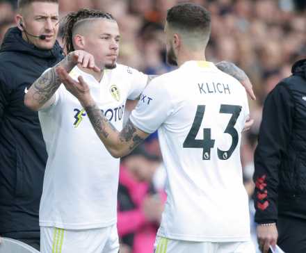 kalvin-phillips-mateusz-klich-leeds