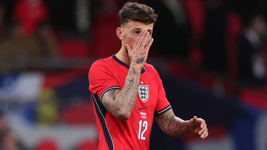 Jordan Henderson makes Ben White gesture after Arsenal star booed by England fans