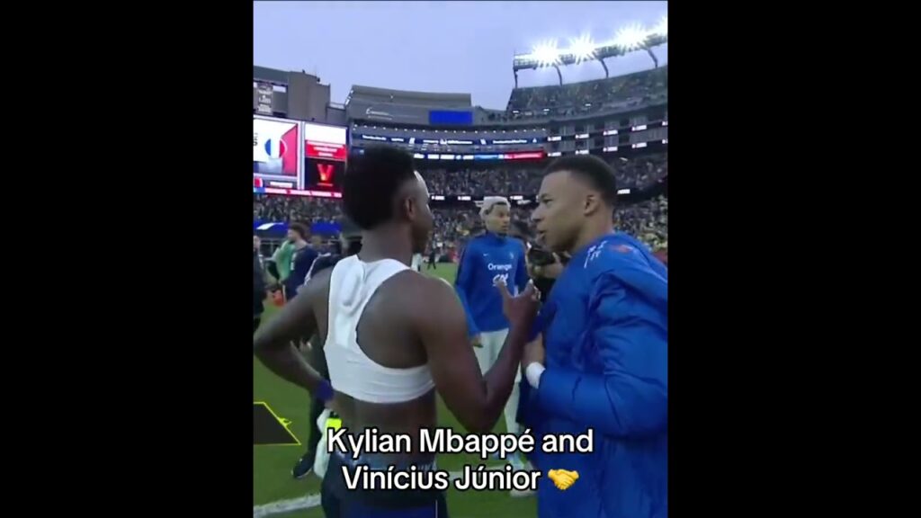 Mbappe and Vini Jr. swapped jerseys at the end of the match 🤝