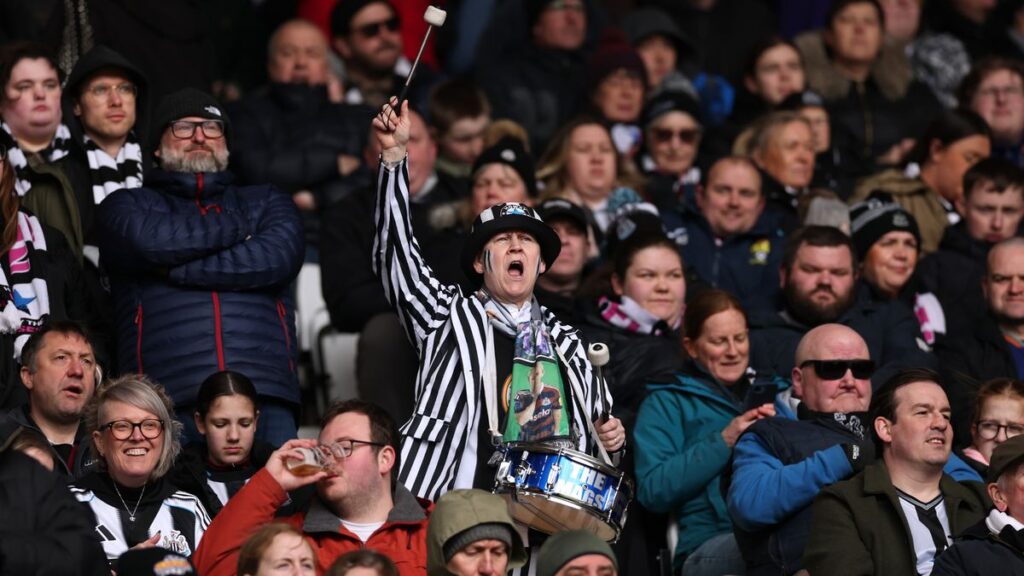 Sunderland fans ushered out of Newcastle end by stewards after Brian Brobbey taunts