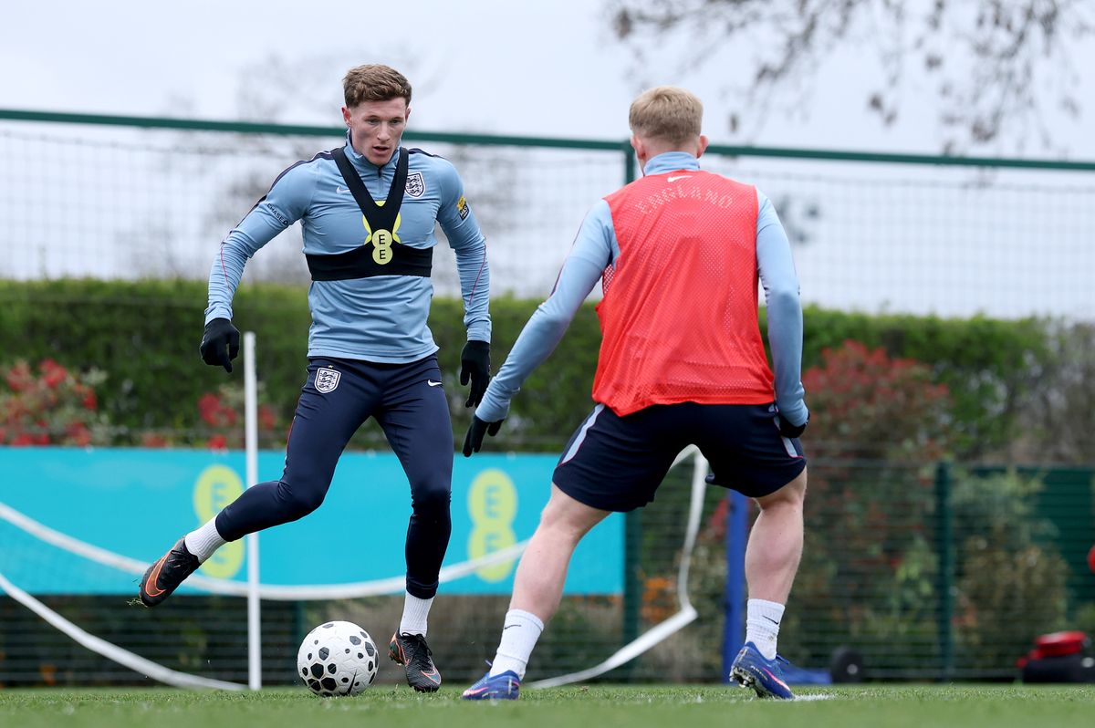 ENFIELD, ENGLAND - MARCH 29: Elliot Anderson of England runs with the ball during a training session at Tottenham Hotspur Training Centre on March 29, 2026 in Enfield, England. (Photo by Eddie Keogh - The FA/The FA via Getty Images)