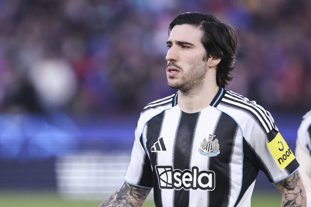Sandro Tonali playing for Newcastle United against FC Barcelona.