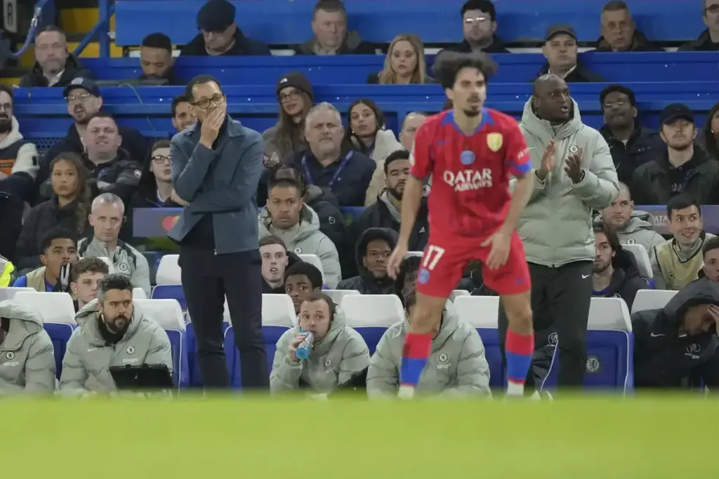 Former Chelsea Star Pinpoints "Worrying" Signs As He Explains Why Rosenior Is Already Under Pressure