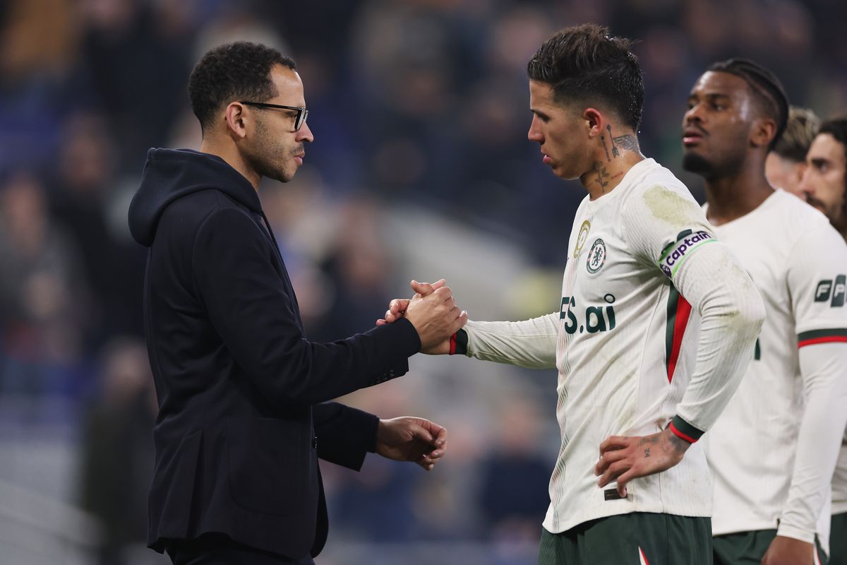 LIVERPOOL, ENGLAND - MARCH 21: Liam Rosenior, Manager of Chelsea, shakes hands with Enzo Fernandez after the Premier League match between Everton and Chelsea at Hill Dickinson Stadium on March 21, 2026 in Liverpool, England. (Photo by Chelsea Football Club/Chelsea FC via Getty Images)