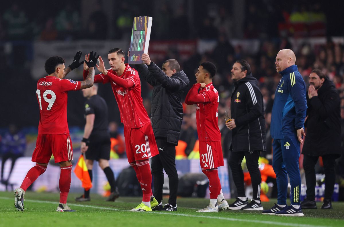 LEEDS, ENGLAND - FEBRUARY 06: Lorenzo Lucca embraces Igor Jesus of Nottingham Forest as Omari Hutchinson and Sean Dyche look on during the Premier League match between Leeds United and Nottingham Forest at Elland Road on February 06, 2026 in Leeds, England. (Photo by George Wood/Getty Images)