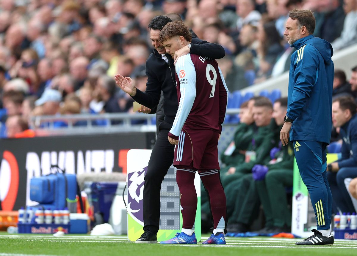 Unai Emery, Manager of Aston Villa, speaks to Harvey Elliott of Aston Villa before he comes on as a substitute during the Premier League match between Everton and Aston Villa at Hill Dickinson Stadium
