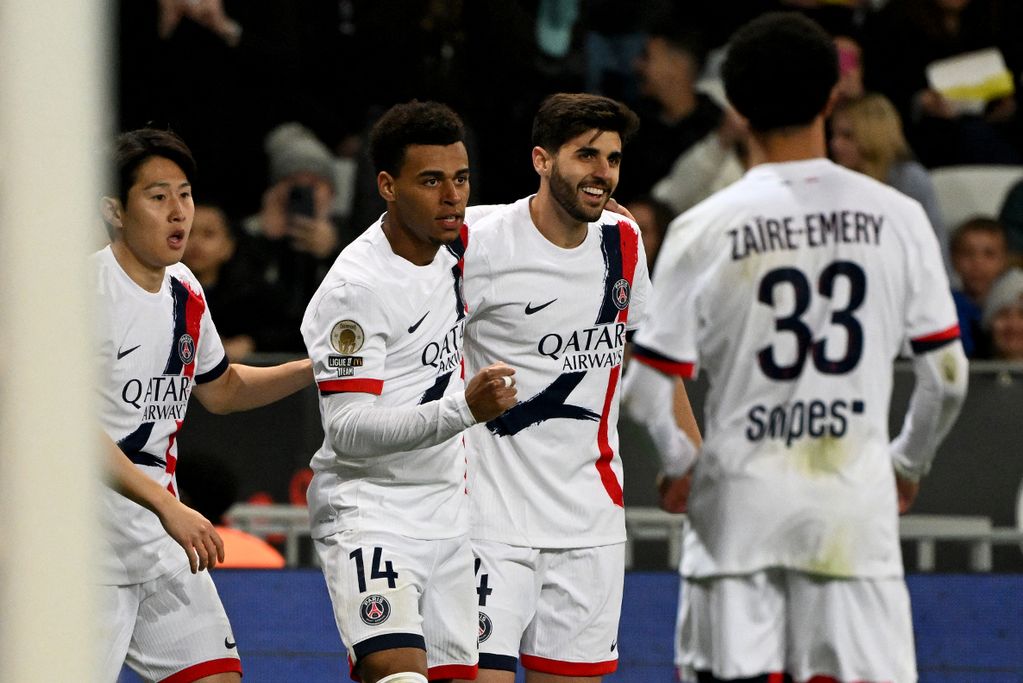 Paris Saint-Germain's French midfielder #14 Desire Doue (2nd L) celebrates with team mates
