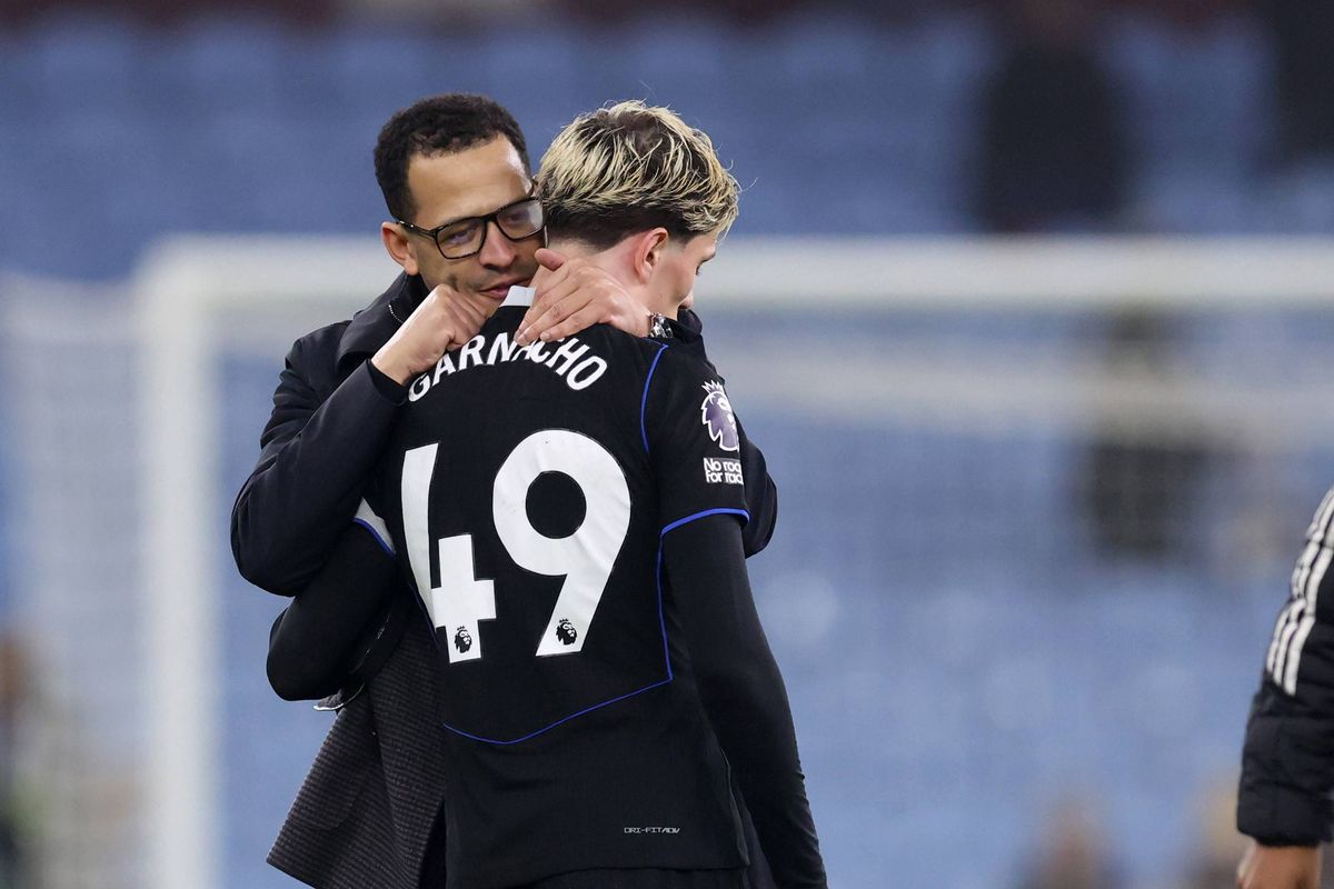  Liam Rosenior talks to Alejandro Garnacho