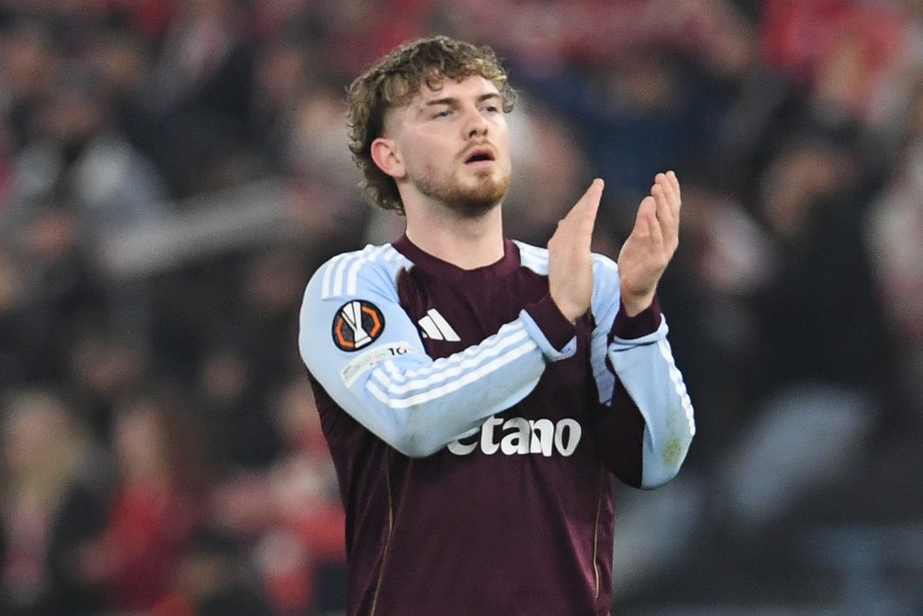 Harvey Elliott clapping the fans