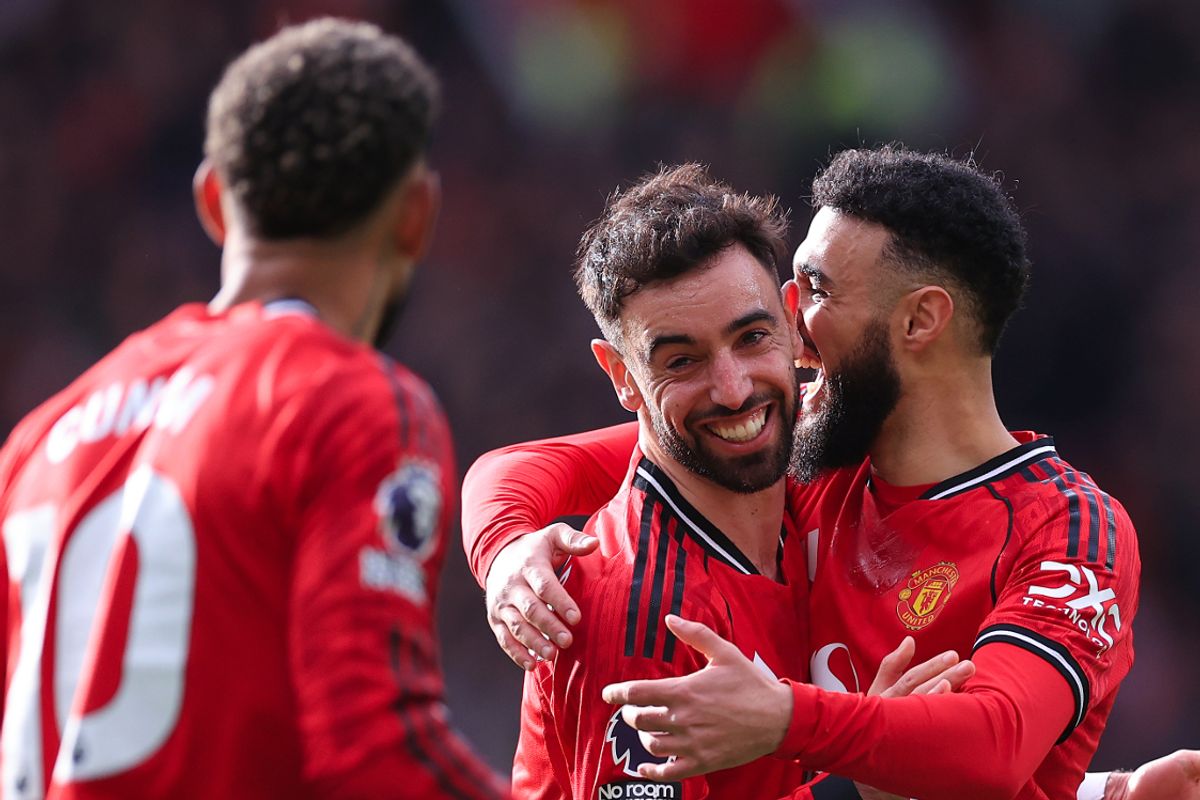 Bruno Fernandes of Manchester United (C) celebrates with Noussair Mazraoui of Manchester United (R) and Matheus Cunha