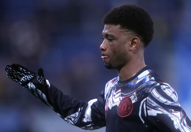 Amad Diallo warms up